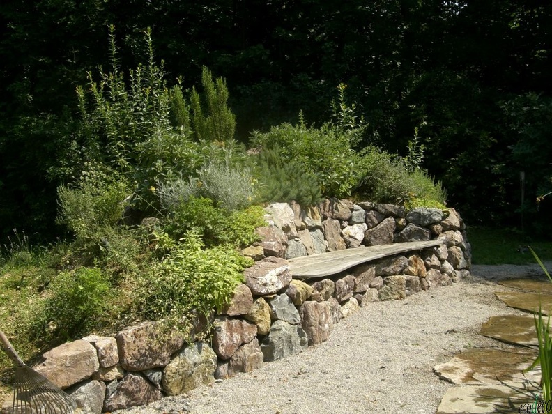 Holzbank in Trockensteinmauer